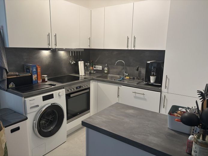 Gepflegte 2-Zimmer-Wohnung mit Balkon, Einbauküche, Stellplatz & Aufzug in Maintal-Dörnigheim – Küche
