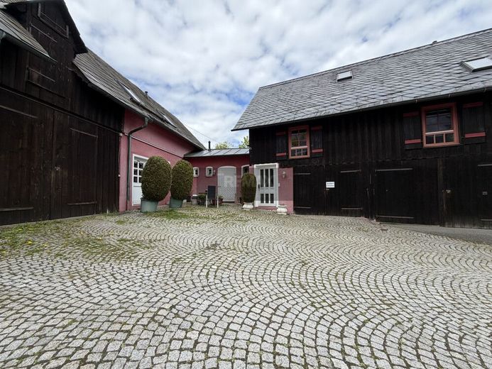 Außergewöhnliches Anwesen mit Wohnhaus, Maisonettewohnungen, Garagenhof und Entwicklungspotenzial – Bild 2
