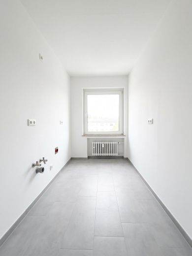Wyremontowane mieszkanie 3-pokojowe z balkonem, wanną i prysznicem – Zdjęcie 3
