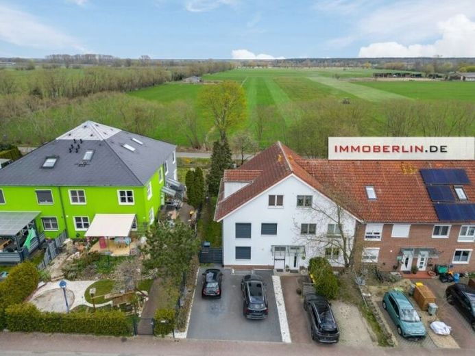 IMMOBERLIN.DE - Sehr freundliches Reihenendhaus mit Sonnenterrasse & 2 Pkw-Stellplätzen – Foto 1