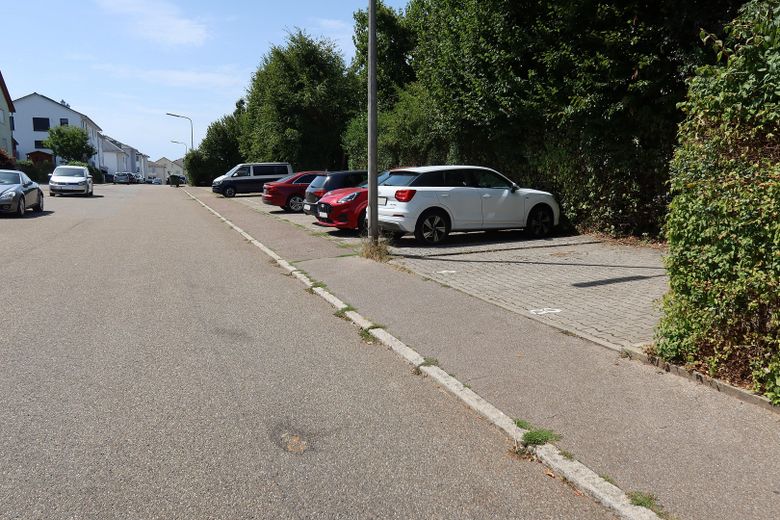 Appartement 3 pièces avec balcon et place de stationnement à Niefern – Stellplatz