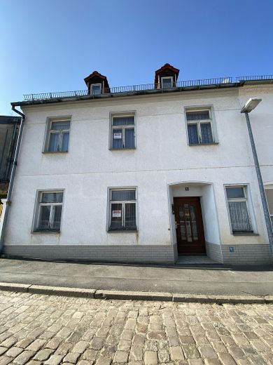 Urokliwy dom szeregowy narożny z przestronną koncepcją mieszkalną i idyllicznym zielonym zboczem – Straßenansicht