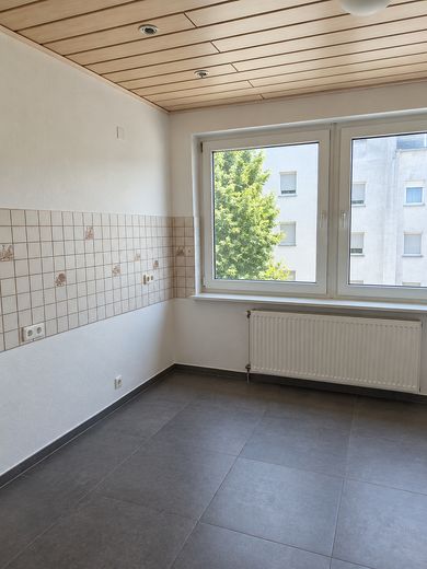бл. 7% дохідності — квартира у власності з потенціалом, ванною кімнатою з денним світлом і підвищеною амортизацією (AfA) – Küche