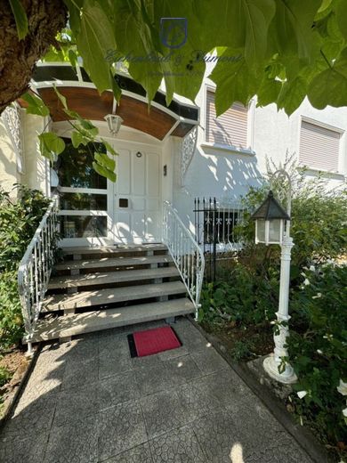 Gepflegtes 2-3 Familienhaus mit Garten + Garage, sofort verfügbar – Hauseingang