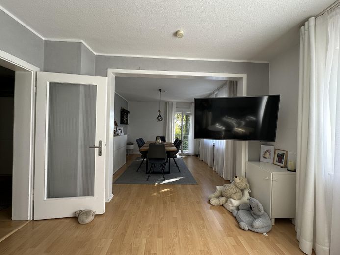 IN POSIZIONE CENTRALE! Appartamento al piano terra, unità immobiliare in condominio ristrutturato – Wohnbereich