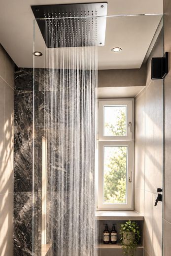 Primera ocupación de un edificio antiguo en Prenzlauer Berg entre Kollwitzkiez y Winsviertel | Sin comisión – Großzügige Regendusche
