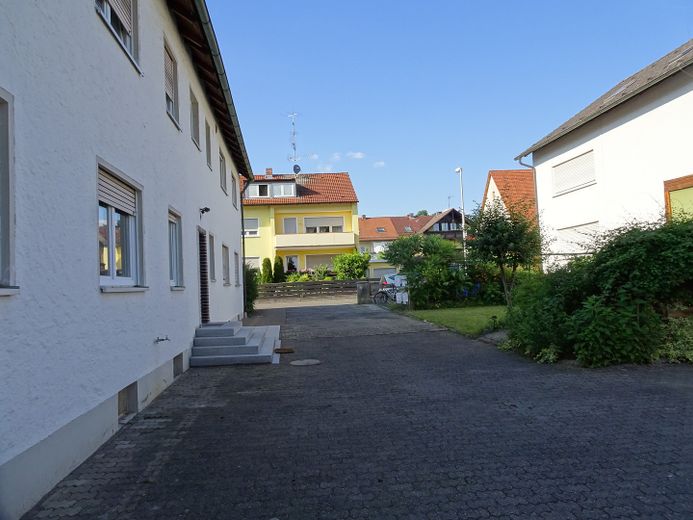 Ruhige 3-Zimmer DG-Wohnung – Hof