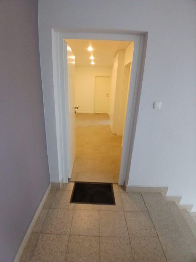 Piso de 4 habitaciones completamente renovado con balcón en Trier-Heiligkreuz – de alta calidad y listo para entrar a vivir – Wohnungseingang