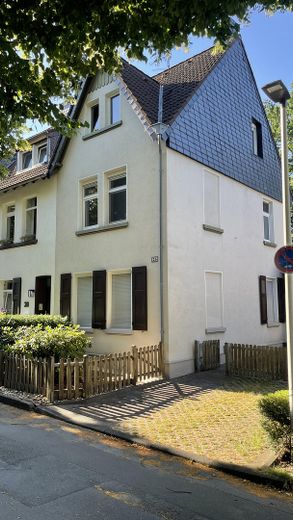 Charmantes Einfamilien-Endreihenhaus mit Garten in stadtnaher und ruhiger Lage – Strassenansicht