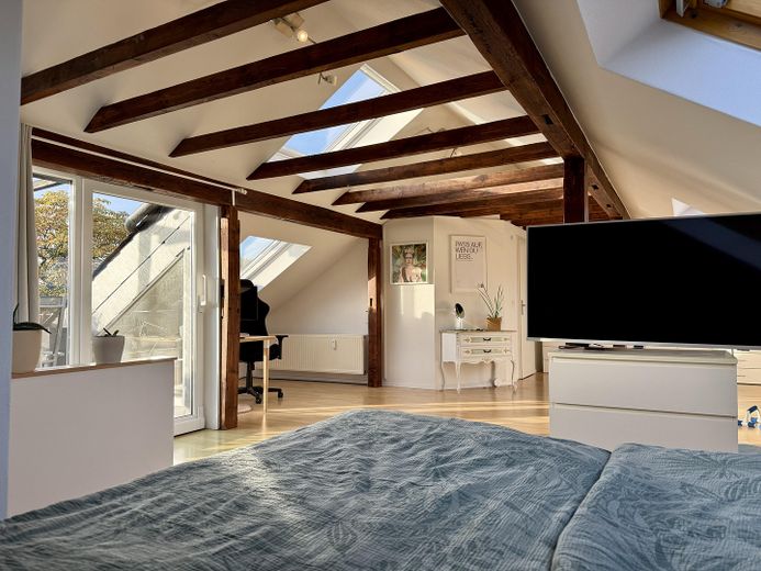 Maisonette de estilo antiguo inundada de luz, con chimenea, aire acondicionado y un ambiente residencial tranquilo – Schlafzimmer - Bett
