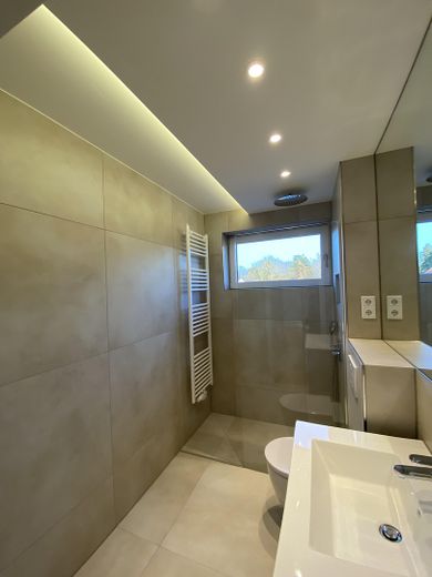 Kernsanierte 3-Zimmer-Wohnung mit Balkon,2 WCs & Luxusbad-barrierefreiem Zugang – Foto 8
