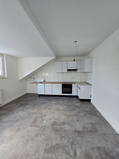WG-geeignete helle 3-Zimmer-Dachgeschoss-Wohnung, Einbauküche – Wohnküch