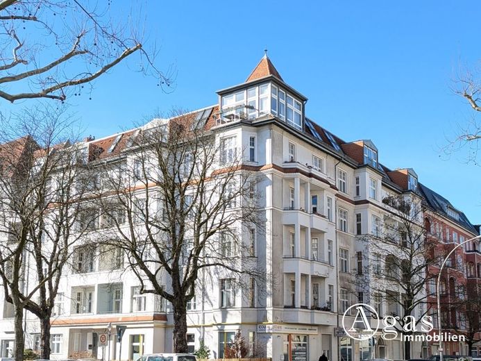Gut vermietete 3-Zimmer-Altbauwohnung im Mierendorff-Kiez in Charlottenburg – Hausansicht