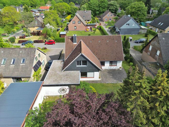 Haus im Grünen – Luftaufnahme Gartenseite