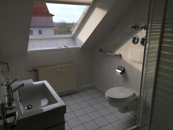Maisonette mit gehobener Ausstattung und Tiefgarage (Nutzfläche ca. 60m²) – Bad mit Dusche
