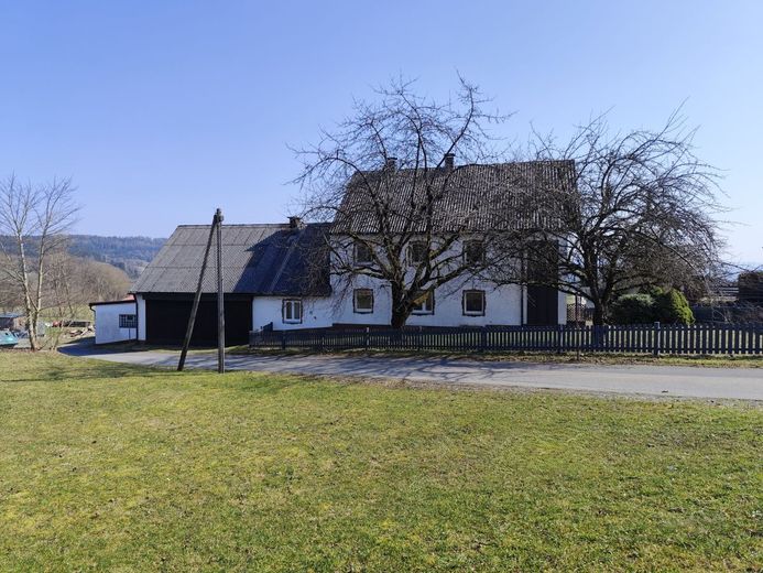 Landleben Deluxe: Großzügiger Dreiseitenhof mit Werkstätten, Maschinenhalle und Gartenparadies in Immenreuth! – Wohnhaus mit Garagenanbau