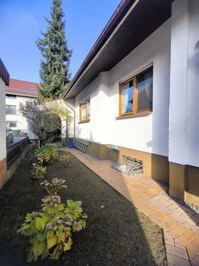 Idealny na czas emerytury: parterowy, wolnostojący dom jednorodzinny o powierzchni 100+90m² na działce o powierzchni 387 m² (kupno) – Westseite