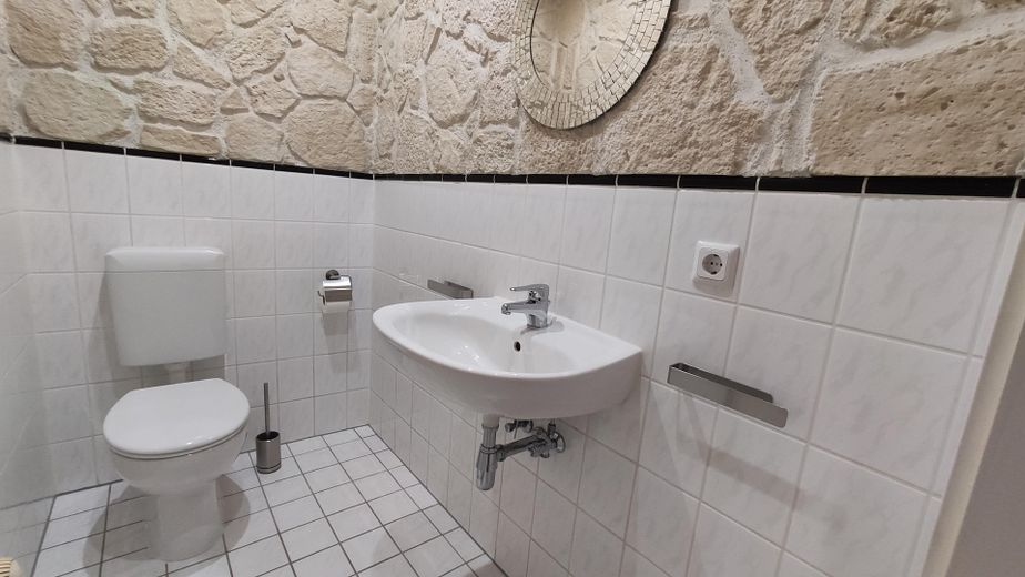 (provisions- u. bezugsfrei) Traumhafte, renovierte 4 Zimmer-Wohnung mit großer Dachterrasse – Gäste WC