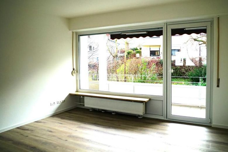 Frisch sanierter Wohntraum in Pforzheim-Sonnenberg: 5 Zimmer mit Ausblick und Garage – Wohnzimmer, Blick auf Balkon