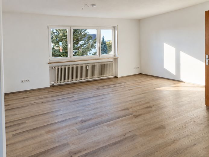 Helle Wohnung mit großzügigem Wohnbereich, Einbauküche, Balkon und eigener Garage – Foto 3