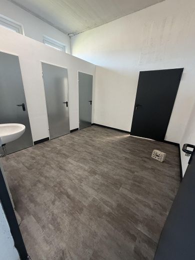 Sofort verfügbare Hallenfläche mit Büroanteil und WC-Anlage – Foto 7