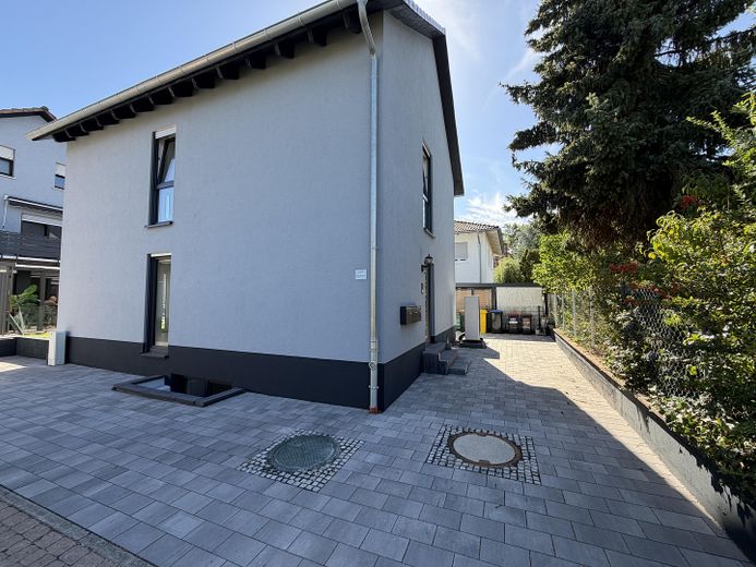 Élégant appartement de 2 pièces avec jardin privatif et équipements modernes – Hausansicht 2 Eingang