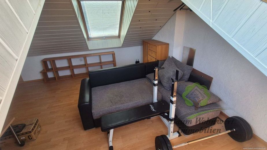 Provisionsfrei! Gepflegte Dachgeschosswohnung mit Balkon und ausgebauter Nutzfläche – Schlafsofa im DG