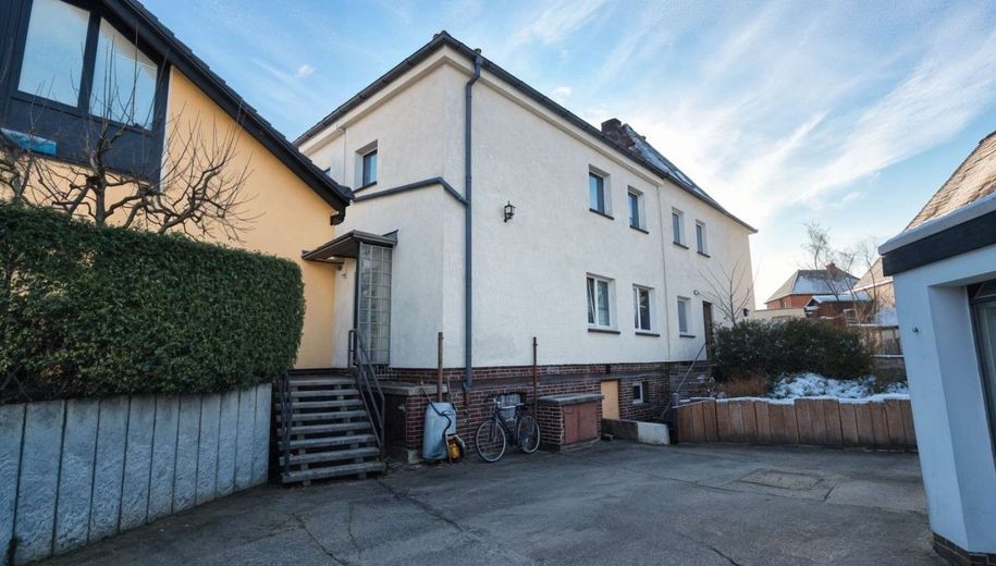 Uetze - Renditeimmobilie - 4-Familienhaus + Doppelhaushälfte + 3 Garagen – Gebäuderückseite mit 2. Hauseingang