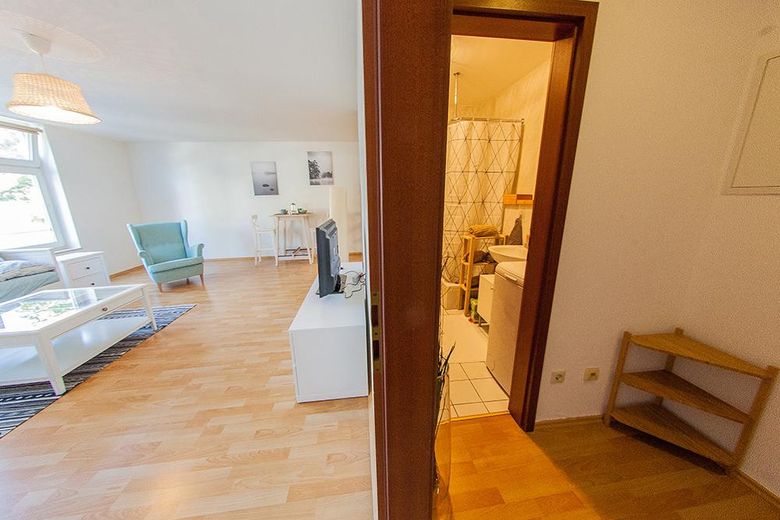 Ruhig, hell, möbliert - Apartment mit Top-Anbindung zwischen Adlershof und Flughafen BER – Wohnzimmer