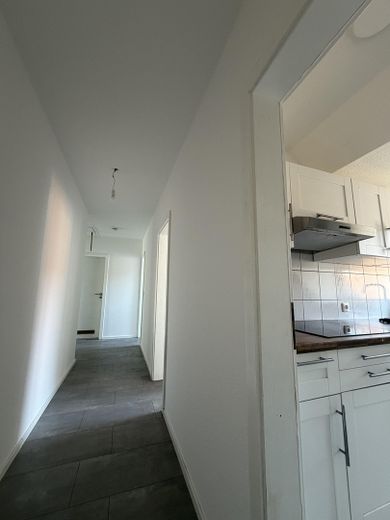 Schwerin (Pampow) yakınında ışıkla dolu 3 odalı daire | EBK ve park yeri – Flur