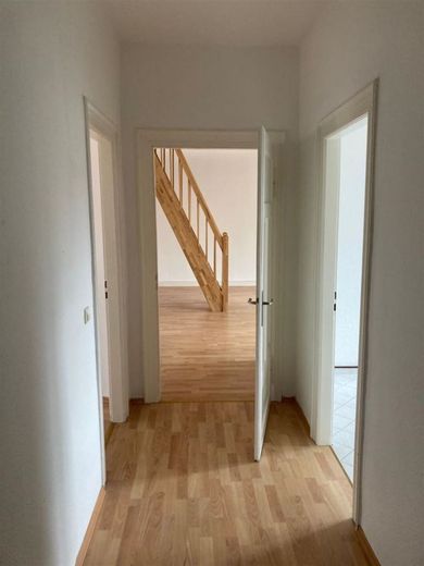Großzügige DG 4-Zimmer mit Laminat, Wannenbad und Balkon in ruhiger Lage! – PHOTO-2023-04-27-10-12-25