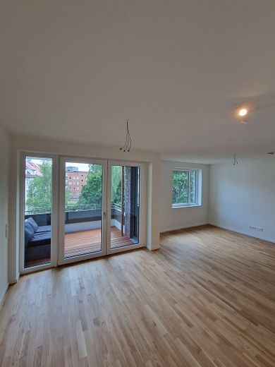 Absoluter Highlight! Urbaner Wohntraum mit Blick ins Grüne – Wohnzimmer
