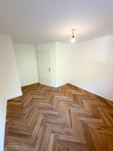 ERSTBEZUG | KERNSANIERTE 2 ZIMMER WOHNUNG MIT SÜDBALKON | RUHIG | SCHWABING-WEST | OLYMPIAPARK – Schlafzimmer