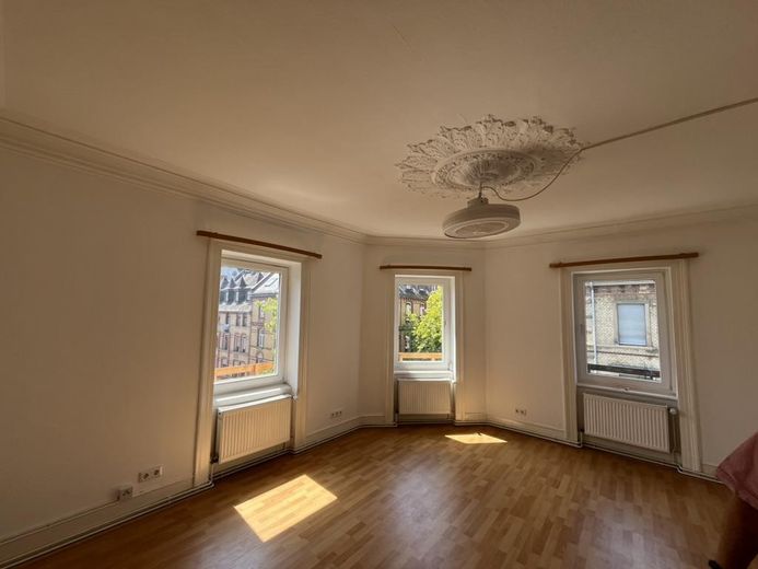 Charming 4-room apartment with kitchen and bathroom and a new fitted kitchen – Wohnzimmer (Ansicht 1)