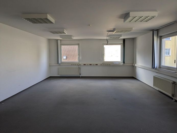 Büro/ Praxisetage in bester Lage in Wolfenbüttel mit Parkplätzen – Konferenzraum leer