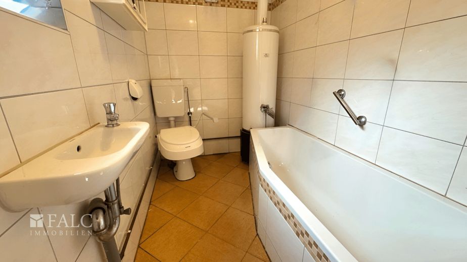Großes Landhaus mit Einliegerwohnung, Stallungen, Koppeln &amp; Flusszugang auf 6.640 m² Traumgrundstück – Badezimmer