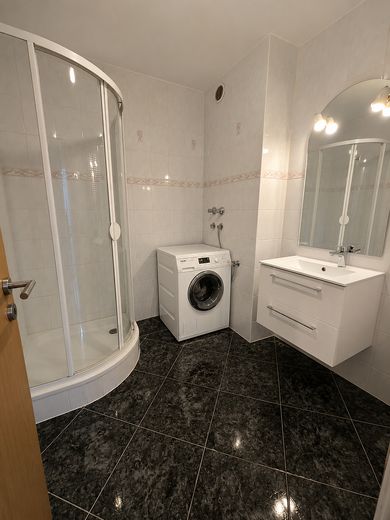 Appartamento di 3 locali con loggia in vendita – Duschbad