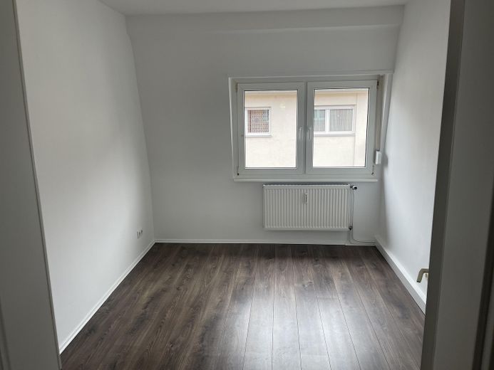 Top Gepflegtes MFH mit Rendite – Zimmer im 2.OG