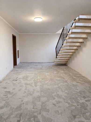Casa con vistas panorámicas y parcela de 1.213 m²: mucho espacio y potencial – Flur unten