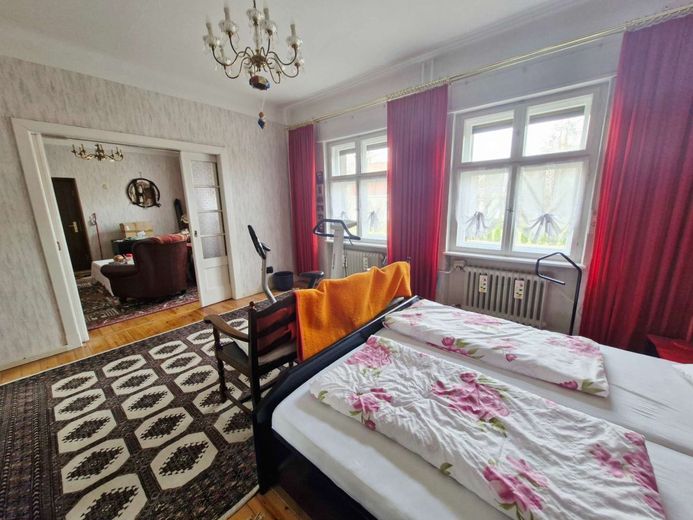 Stilvolle Landhausvilla - Wohnen mit Seele – Schlafzimmer mit Schiebetür EG