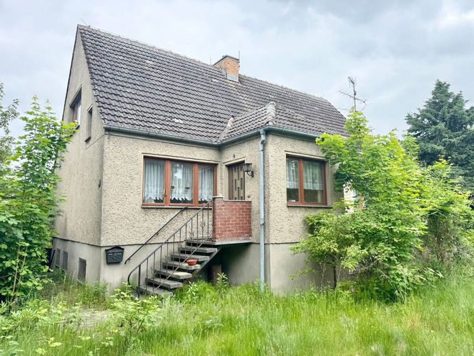 HORN IMMOBILIEN ++ großes Haus 7 Zimmer, mit großem Grundstück in Altentreptow, sanierungsbedürftig – Hausansicht