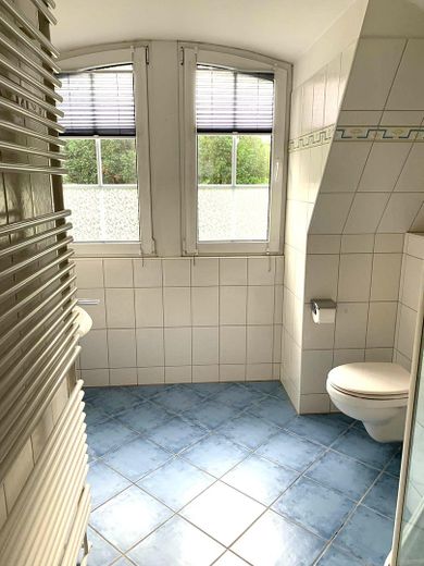 Zweifamilienhaus mit Werkstatt in zentraler Lage. – OG Bad