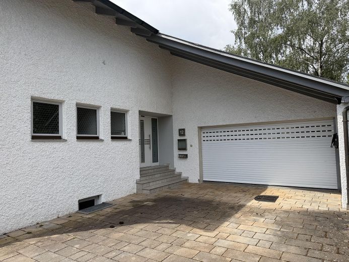 Exklusives Einfamilienhaus in traumhafter Flusslage - Wohnen, wo andere ihre Freizeit verbringen – Einfahrt