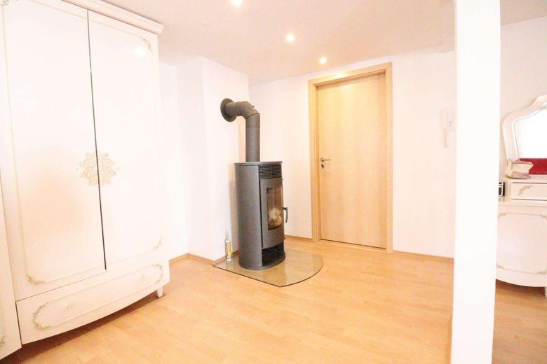 WRS Immobilien - Freudenberg - direkt im Zentrum + am Main - saniertes EFH mit Einzelgarage – Schlafzimmer - Bild 2 - 2. OG