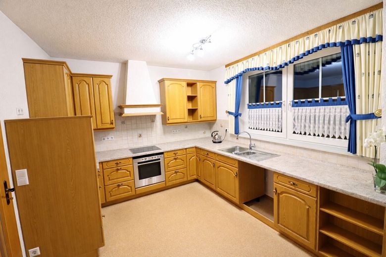 TOP-Kapitalanlage! mit 330 m² Wohnfläche, -8 EUR/m² realistisch &amp; 15,8 % Bruttomietrendite-Potenzial – Geräumige Küche mit angrenzendem Essbereich