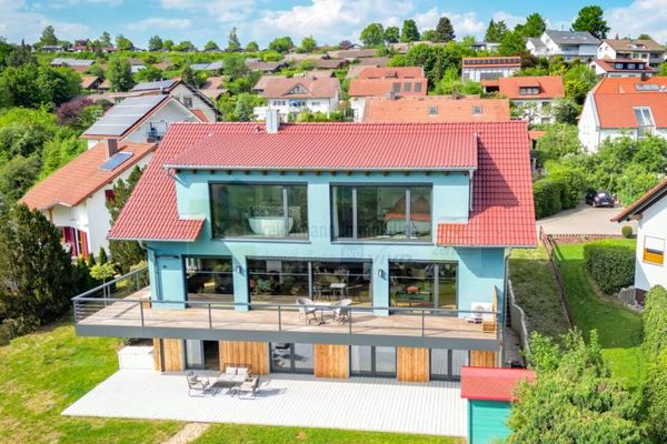 Panorama incontra il comfort abitativo: casa da sogno a BD-Öfingen con appartamento indipendente, due garage e un’impressionante vista panoramica sulla Baar fino al Feldberg!