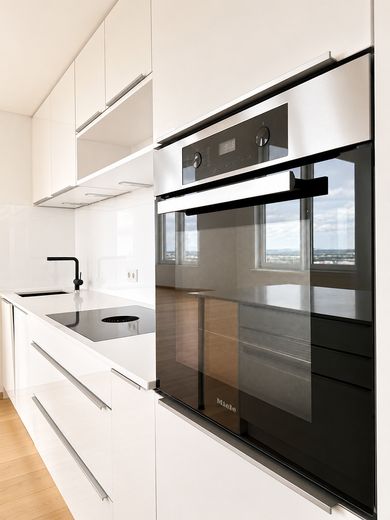 Exclusief 3-kamer-penthouse in het PRÄDIUM Frankfurt | 169 m² | skylinezicht | 18e verdieping – Einbauküche