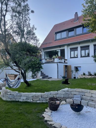 Sonnendurchflutetes Einfamilienhaus mit Garten in ruhiger Wohnlage – Photo 1