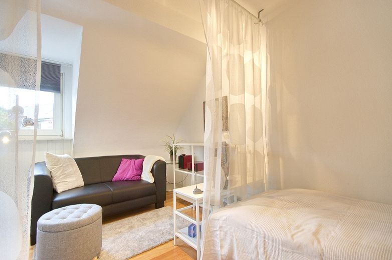 Nette Dachgeschosswohnung mit Internetzugang im südlichen Zentrum, Nähe HBF / Büroviertel und Aalto-Theater und Philharmonie – 7d62eb83cbd5bf5403e0501b3be60dc48e96534b.jpg