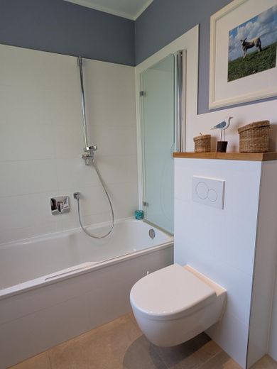 Professionally renovated mid-terrace house in an attractive location in Lilienthal-Butendiek – Badezimmer - OG